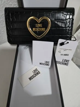 Billetera con su etiquetas de autenticidad.