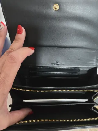 Billetera con su etiquetas de autenticidad.