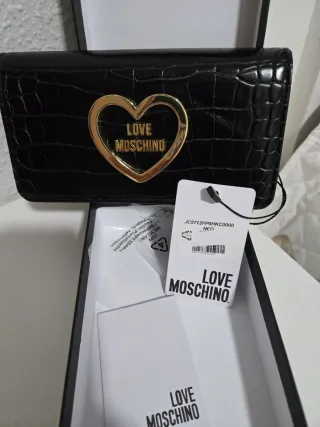 Billetera con su etiquetas de autenticidad.