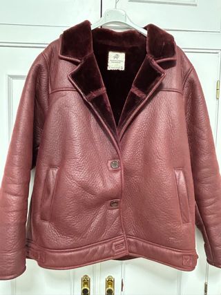 Chaqueta burdeo pelo por interior.