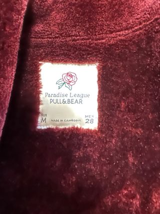 Chaqueta burdeo pelo por interior.