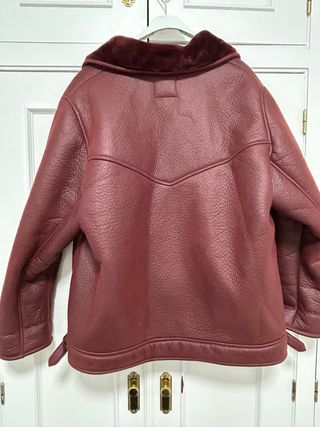 Chaqueta burdeo pelo por interior.