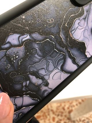 Funda de móvil iPhone XR. Negra, dorada y violeta