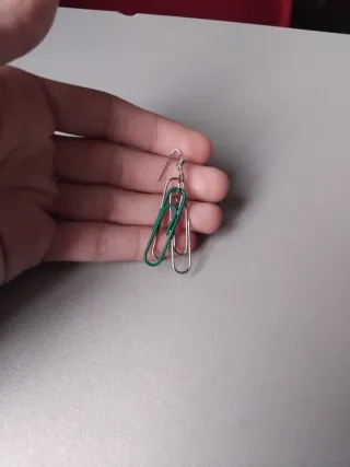 Pendiente echo a mano por un niño pequeño