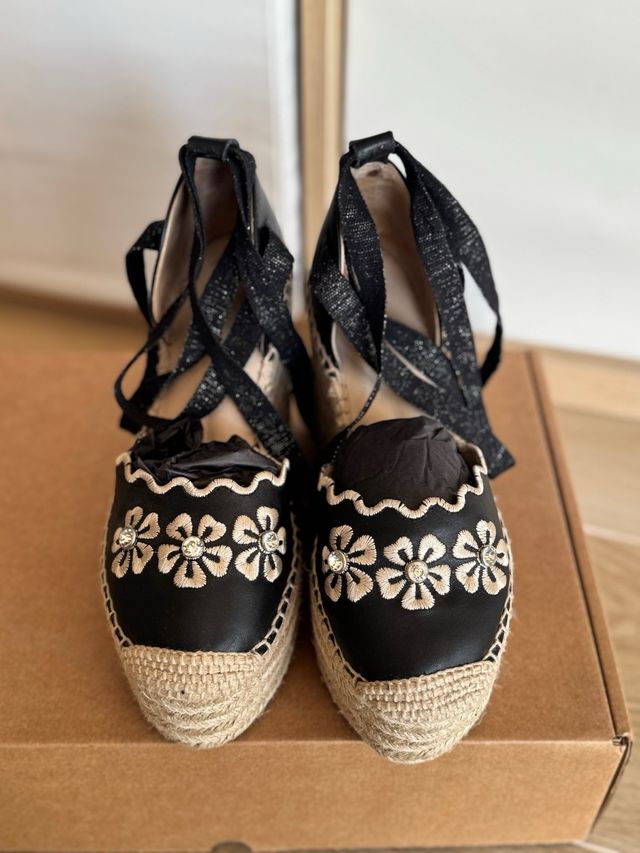 Sandalias negras con cuña y lazo