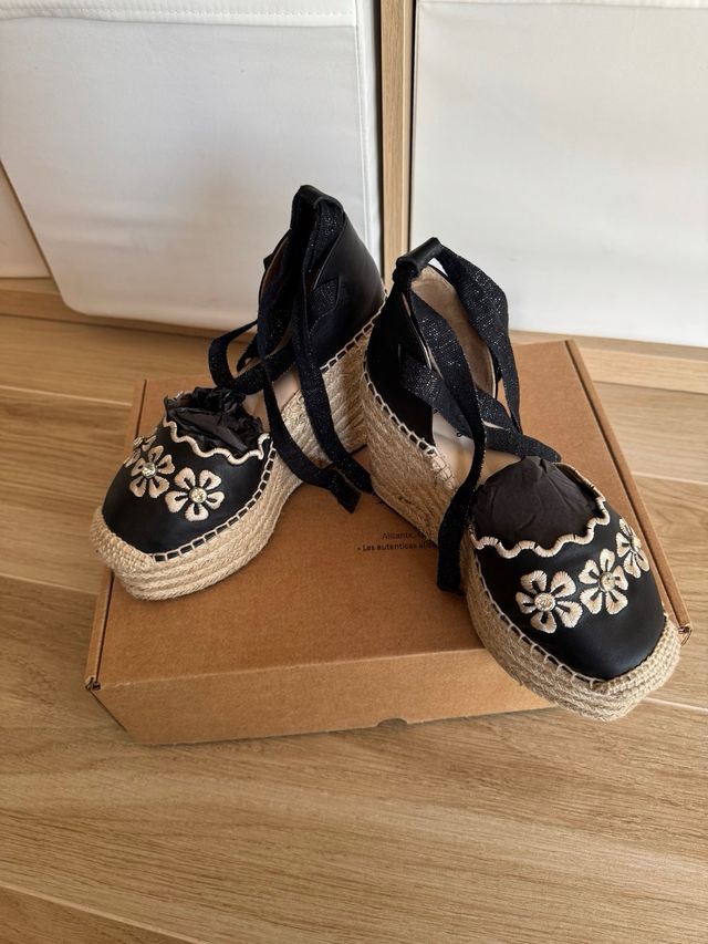 Sandalias negras con cuña y lazo