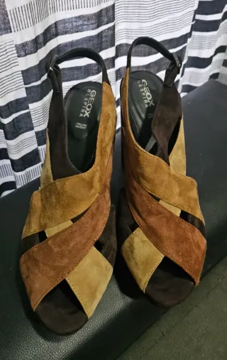 Sandalias Geox tacón alto beige y marrón