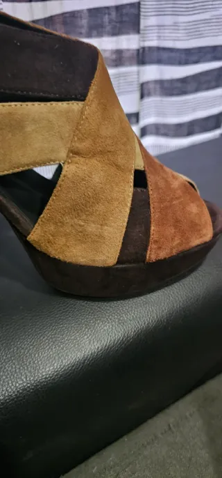 Sandalias Geox tacón alto beige y marrón