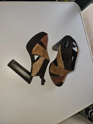 Sandalias Geox tacón alto beige y marrón