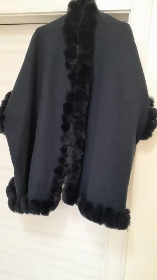 Mantella  bordata di pelliccia  sintetica