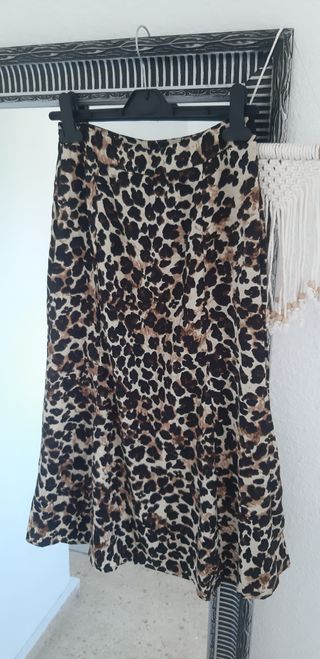 Falda de corte midi. Nueva sin estrenar. Estampado