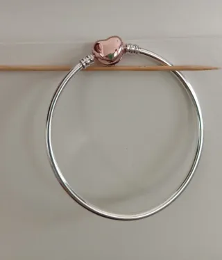Pulsera rígida plata cierre corazón rosa pequeña