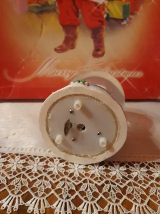 Palla di vetro natalizia con casetta e carillon.