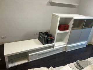 Mueble TV salón blanco y gris