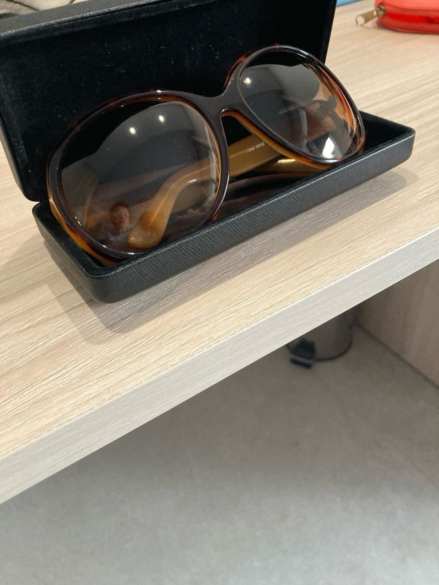 gafas de sol con patillas y borde gafas en carey