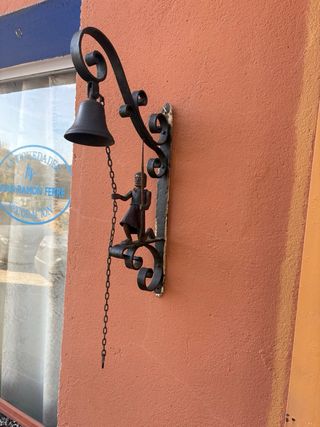 campanillero antiguo de monasterio en forja.