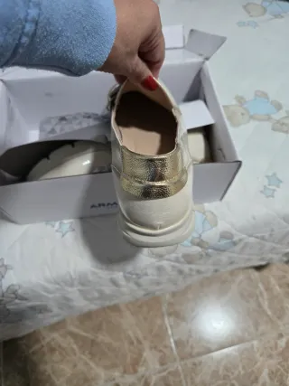 Zapatos Beige y dorado
