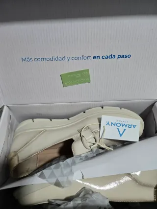 Zapatos Beige y dorado