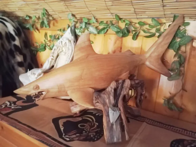 Figura di squalo in legno