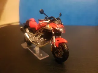 Moto a escala 1/22 CAGIVA RAPTOR.