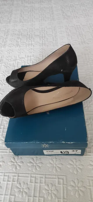 Zapato de tacón negro