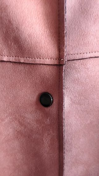 Abrigo piel vuelta rosa.