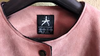 Abrigo piel vuelta rosa.