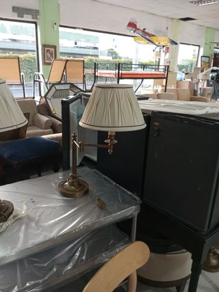 Lámpara de mesa beige y dorada