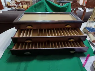 Mueble de madera y cristal superior para abanicos