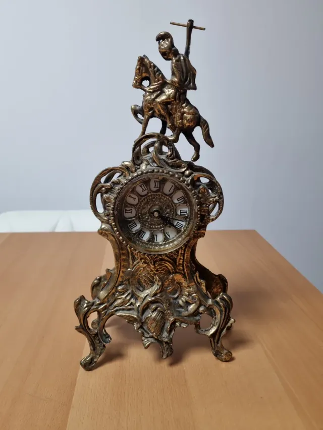 Reloj de sobremesa antiguo con jinete