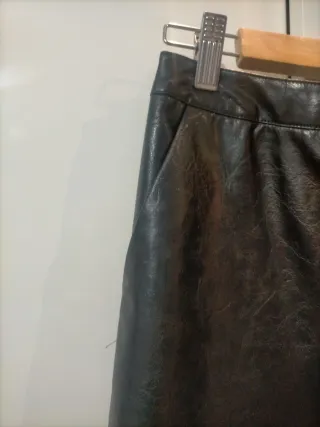 Falda polipiel negra con flecos asimétrica