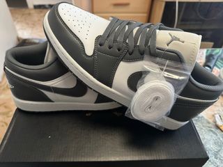 Zapatillas tipo Jordan Low – Gris y Blanco