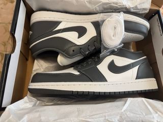 Zapatillas tipo Jordan Low – Gris y Blanco