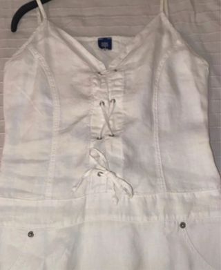 Vestito bianco con laccio, di lino