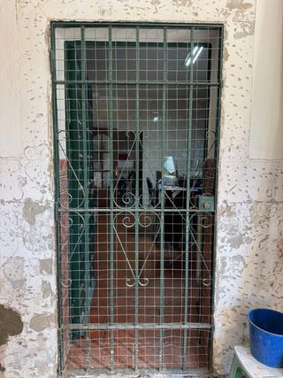 Puerta y reja de hierro.