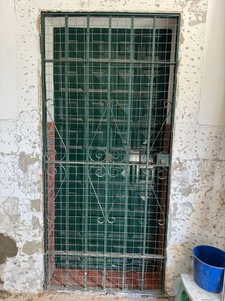 Puerta y reja de hierro.