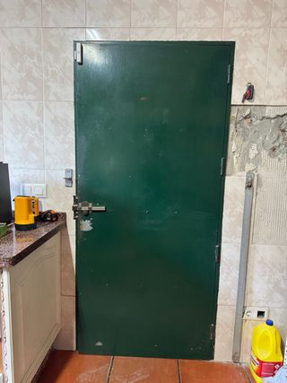 Puerta y reja de hierro.