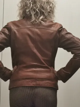 Giubbotto in pelle da motociclista marca Lucchese.