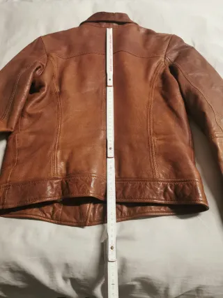 Giubbotto in pelle da motociclista marca Lucchese.