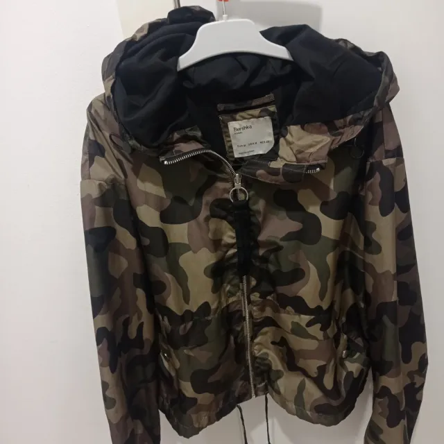 Chaqueta impermeable plástico mujer Bershka