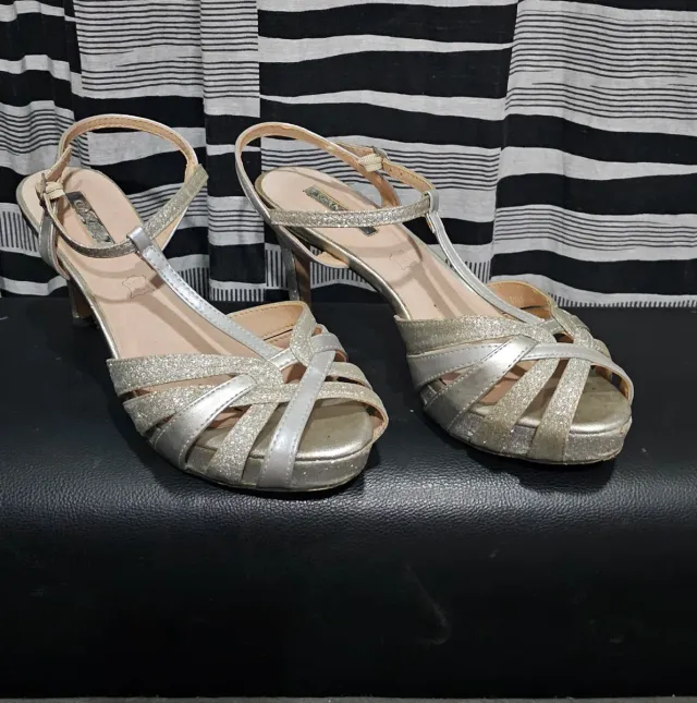 Sandalias de tacón.