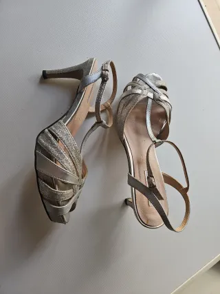 .Sandalias de tacón, talla 40.