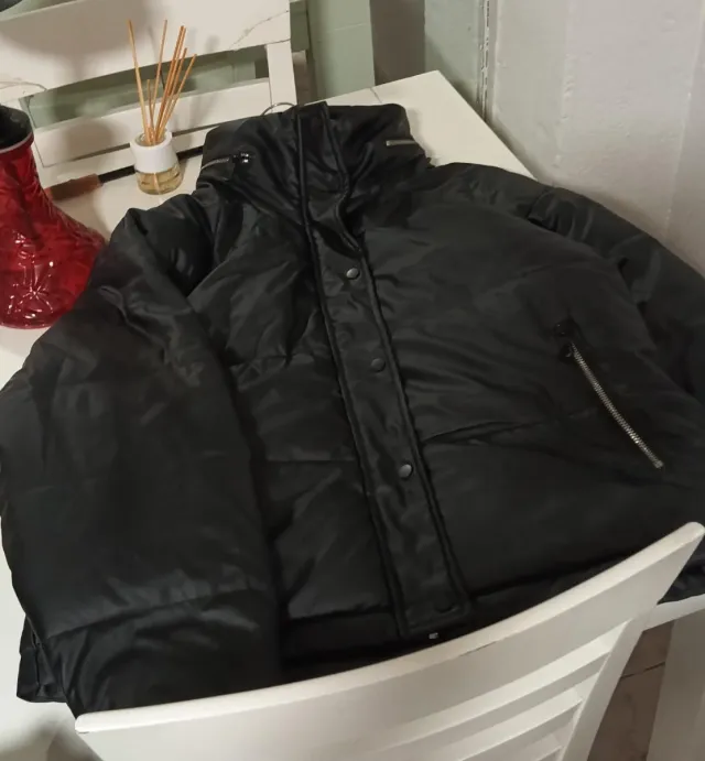 Chaqueta acolchada negra sin usar