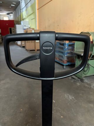 Transpaleta manual Toyota LHM230