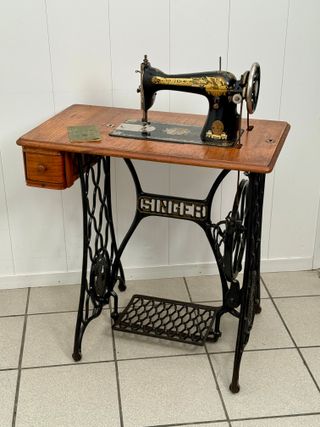 Singer n.15 del 1926 con basamento in ghisa