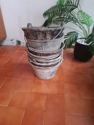 7 cubos de albañilería usados