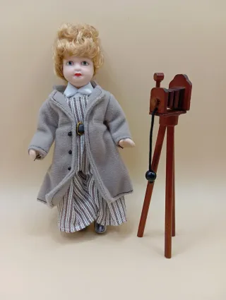 Bambola con macchina fotografica