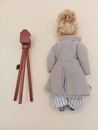 Bambola con macchina fotografica