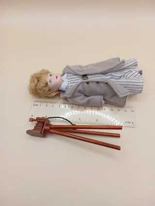 Bambola con macchina fotografica