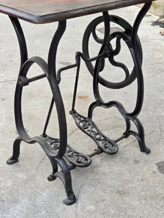 Mesa de pie de máquina de coser antigua